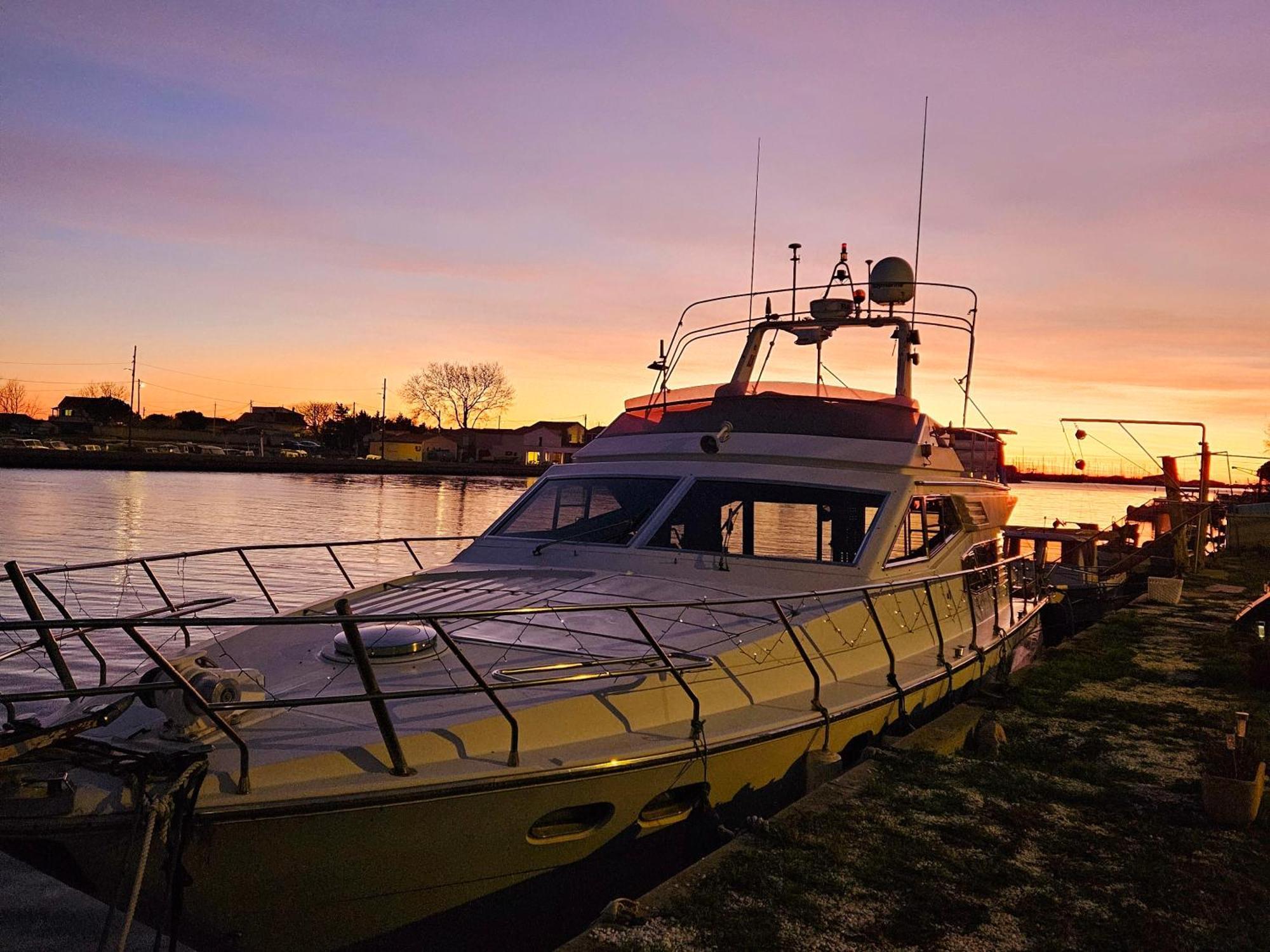Nuit Insolite Bateau A Quai - Port Saint Louis Du Rhone Buitenkant foto