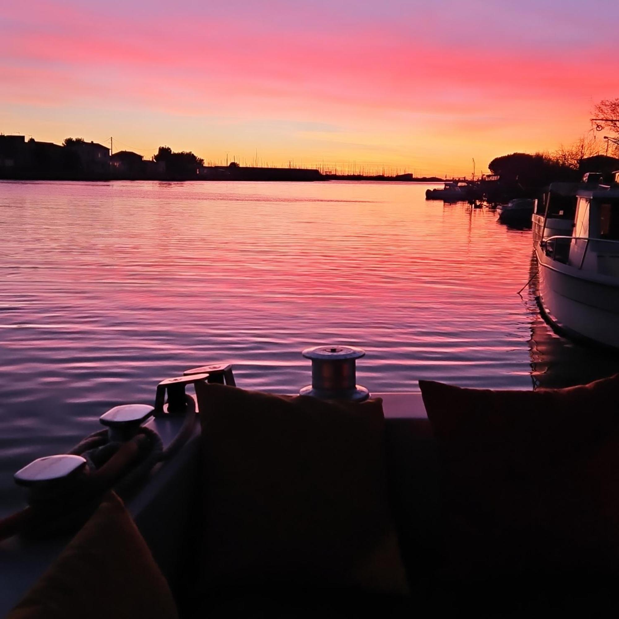 Nuit Insolite Bateau A Quai - Port Saint Louis Du Rhone Buitenkant foto