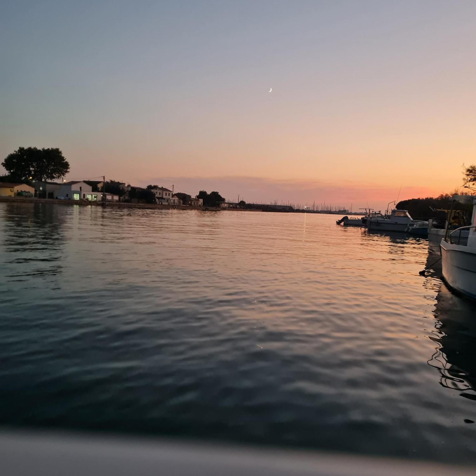 Nuit Insolite Bateau A Quai - Port Saint Louis Du Rhone Buitenkant foto