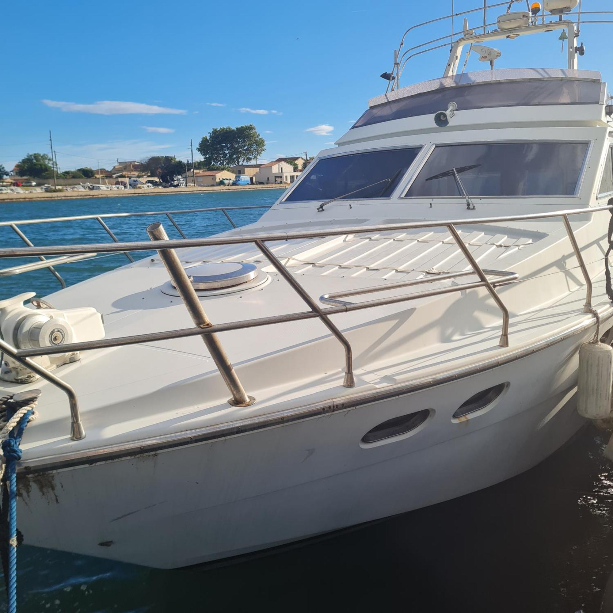Nuit Insolite Bateau A Quai - Port Saint Louis Du Rhone Buitenkant foto