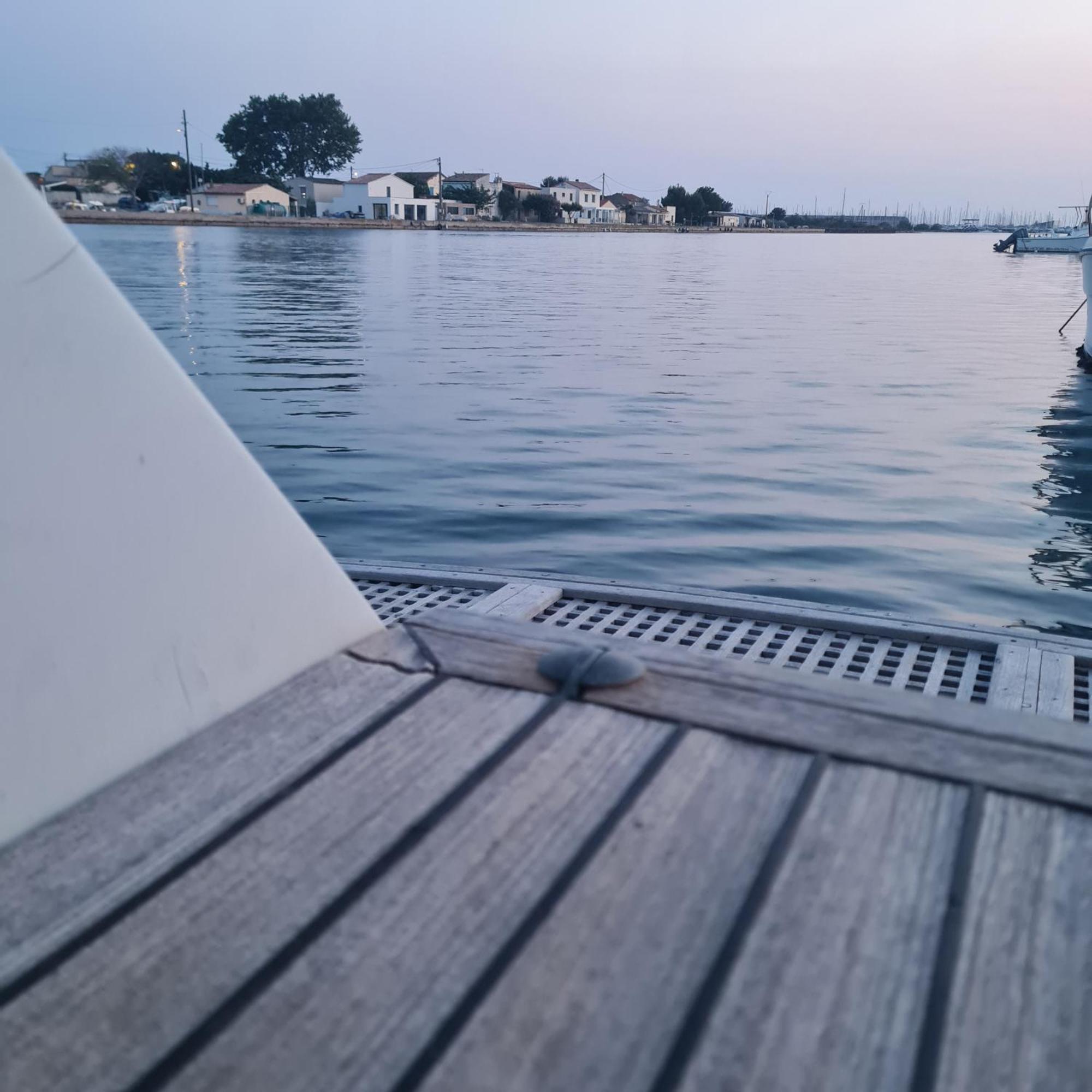 Nuit Insolite Bateau A Quai - Port Saint Louis Du Rhone Buitenkant foto