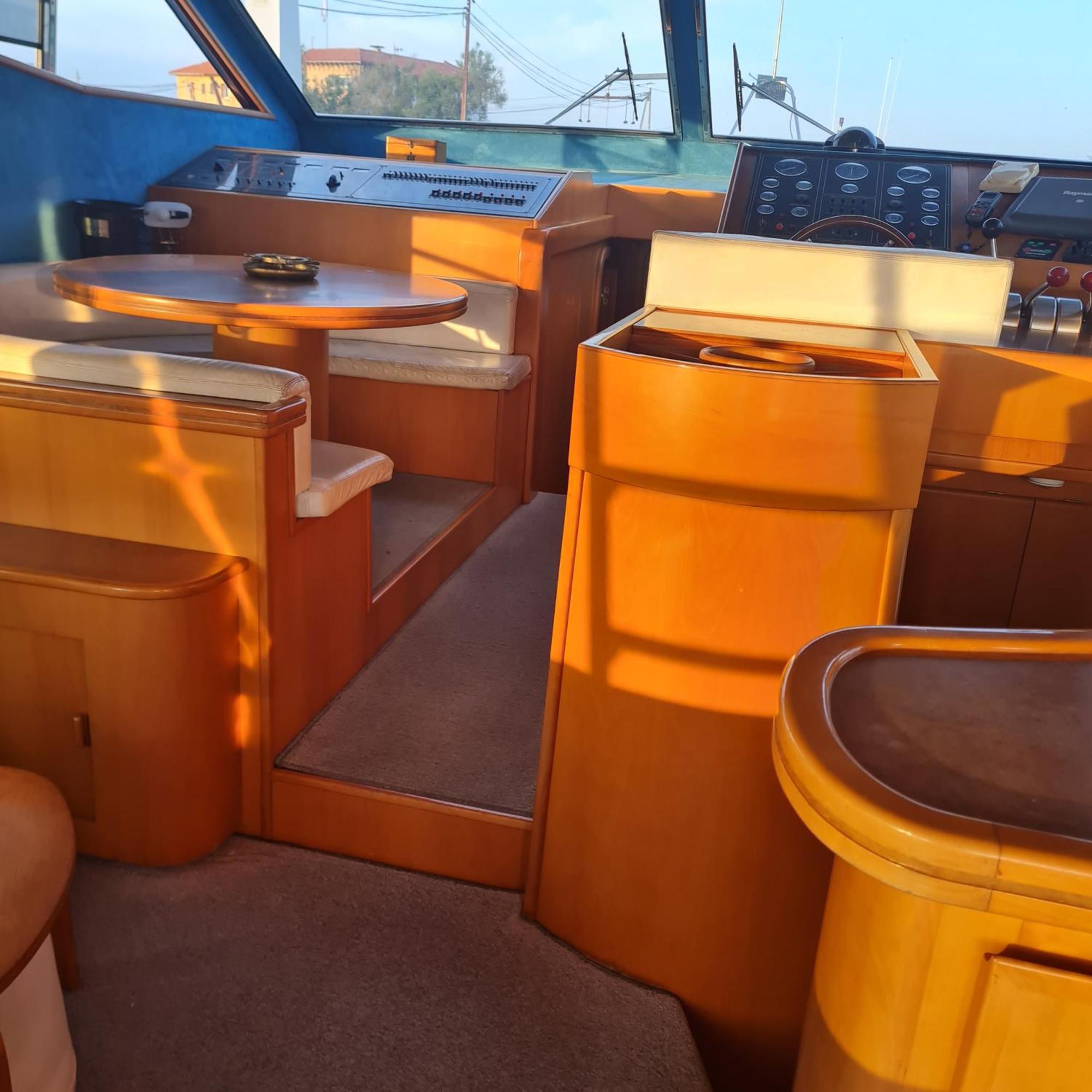 Nuit Insolite Bateau A Quai - Port Saint Louis Du Rhone Buitenkant foto