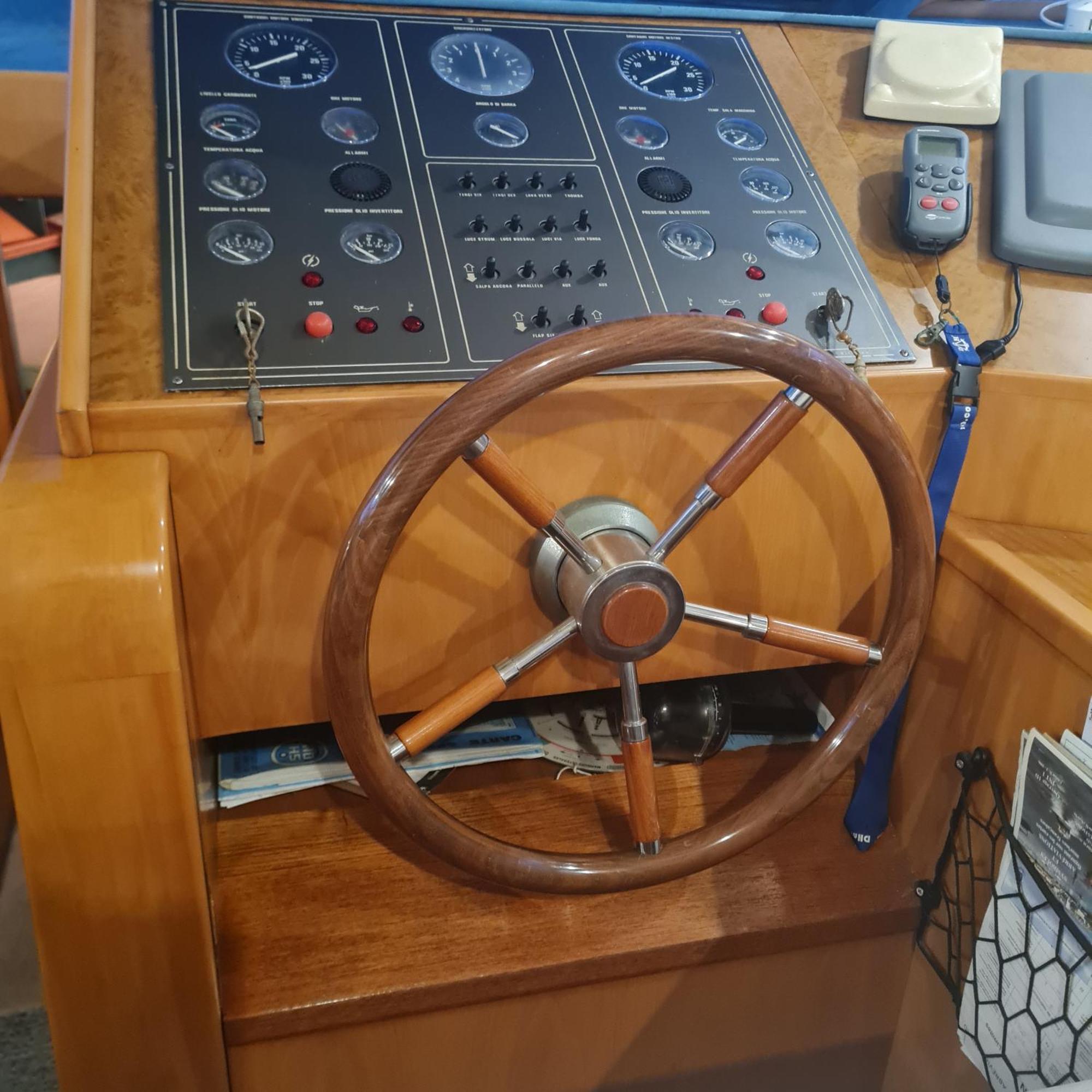 Nuit Insolite Bateau A Quai - Port Saint Louis Du Rhone Buitenkant foto